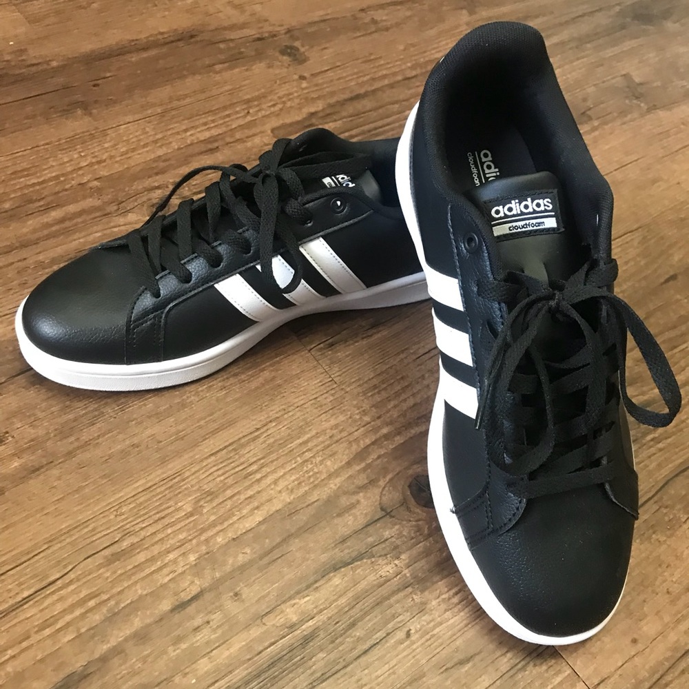 Classic women’s Adidas (like new!)